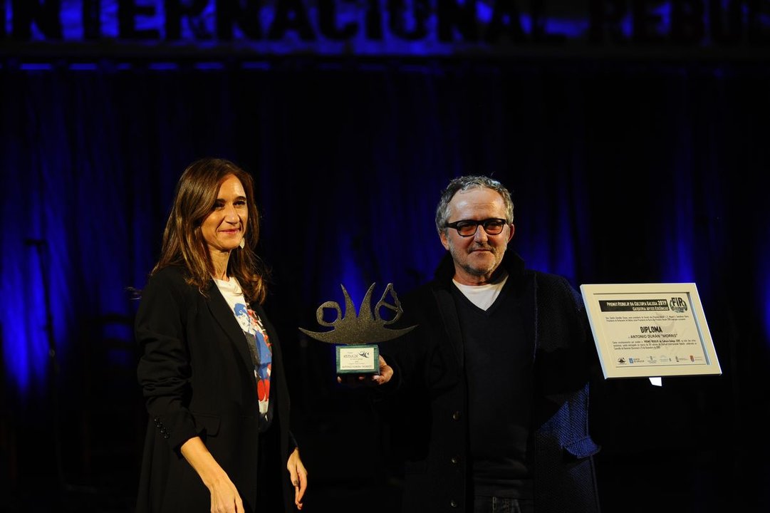 Carmen Pomar entregó el premio en la categoría Artes Escénicas a Antonio Durán &#34;Morris&#34; en 2019.