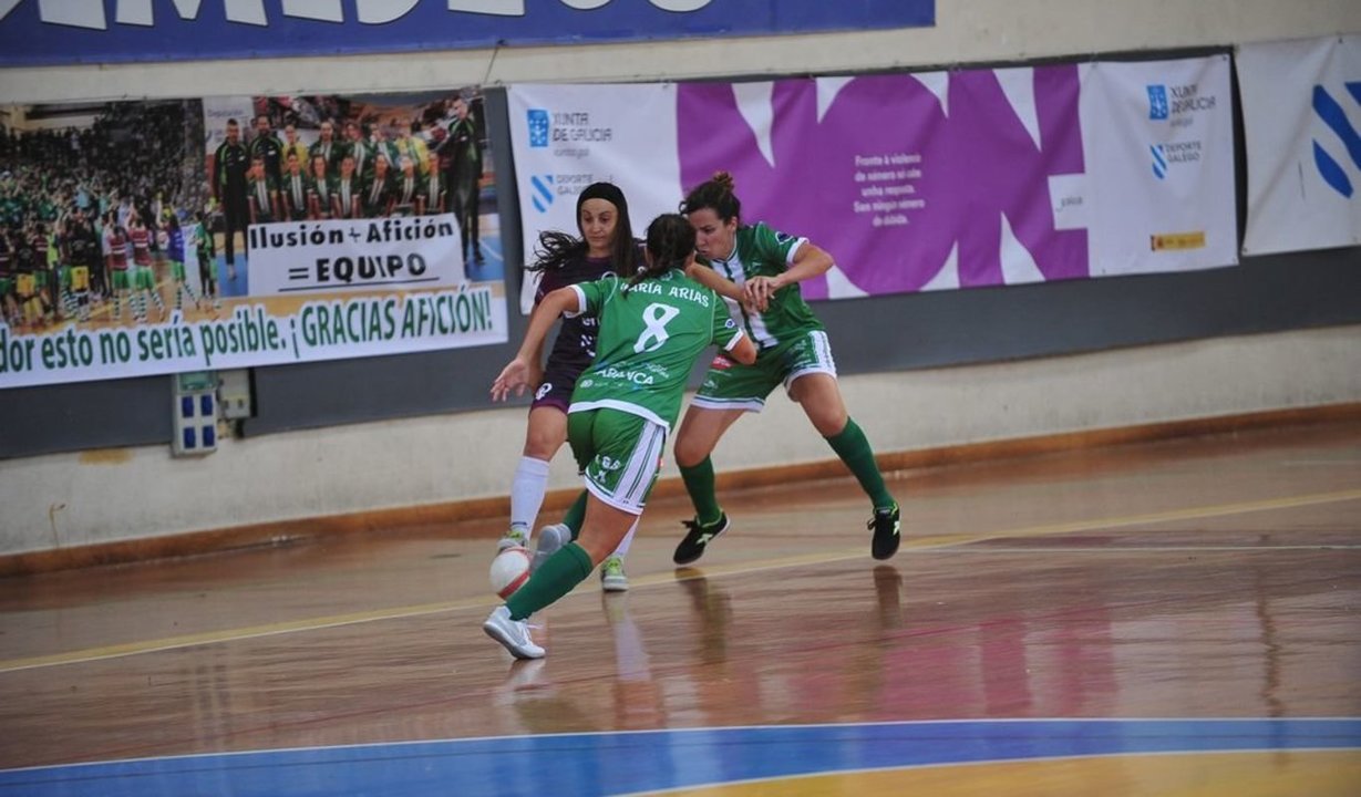 Nespereira y María Arias presionan a Sara Moreno en el derbi de fútbol sala.