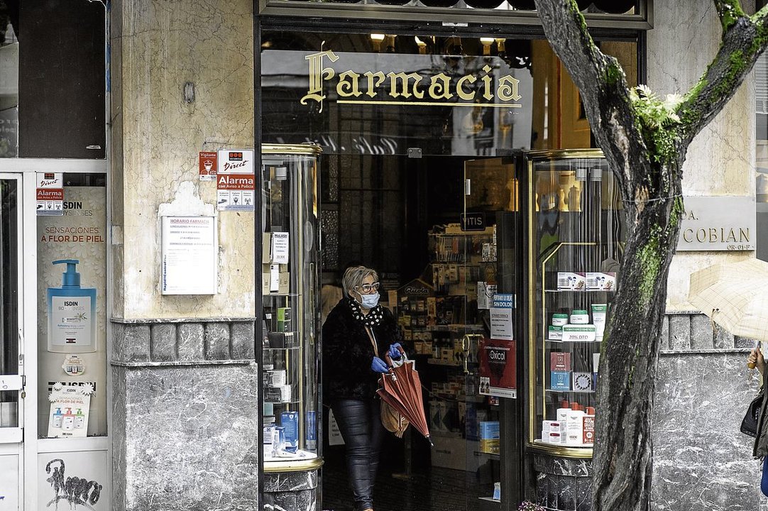 Ourense 17/4/20
Gente en la farmacia con mascarilla

Fotos Martiño Pinal