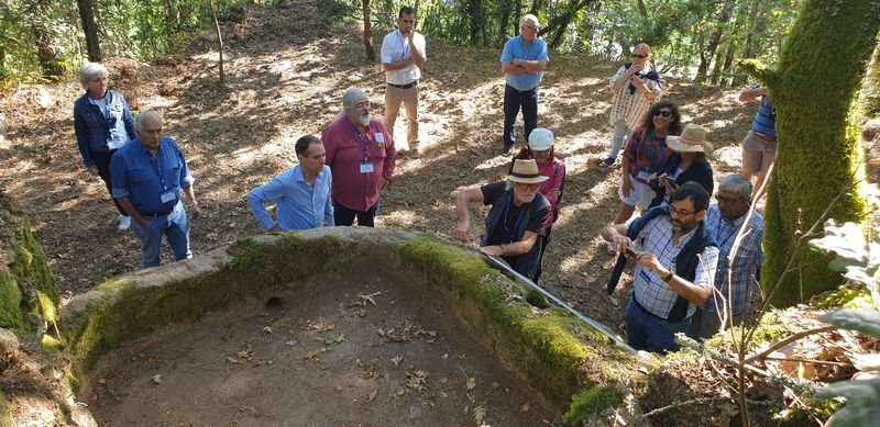 Un grupo visita un lagar histórico de la Ruta do Viño do Ribeiro.