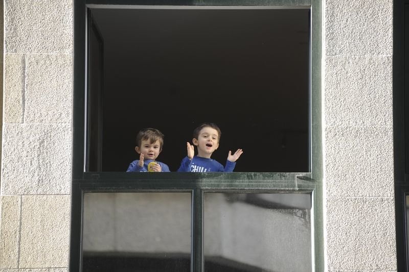 Dos niños confinados en un balcón de Ourense, durante la cacerolada de ayer para protestar por las primeras medidas del Gobierno (MARTIÑO PINAL).