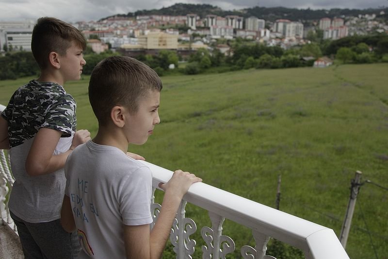 Aimar y Roi observan el exterior desde el balcón de su casa de A Cuña (MIGUEL ÁNGEL).