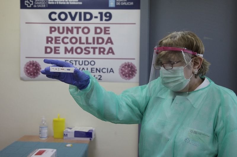 Elvira Díaz muestra uno de los test que dio negativo, ayer en el centro de salud de Coles (MIGUEL ÁNGEL).
