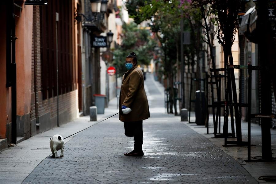 Una mujer pasea a su perro en Madrid (EFE).