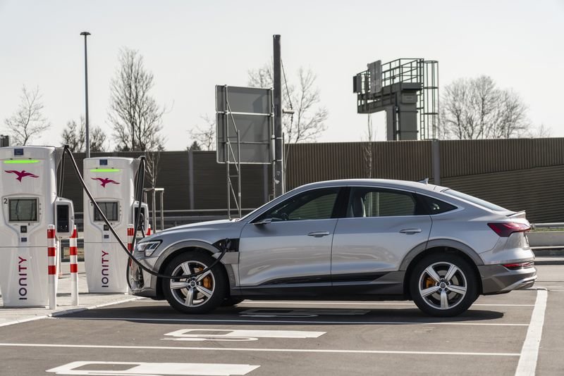 La apuesta de Audi por su electrificación, permite al e-tron recargase totalmente en 45 minutos.