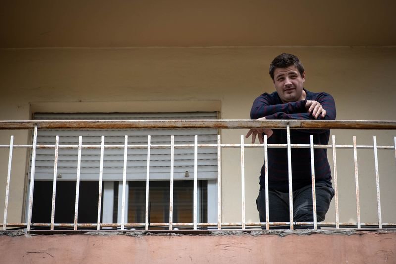 David Calero en el balcón de su casa, con vistas al cauce del rio Miño (ÓSCAR PINAL).