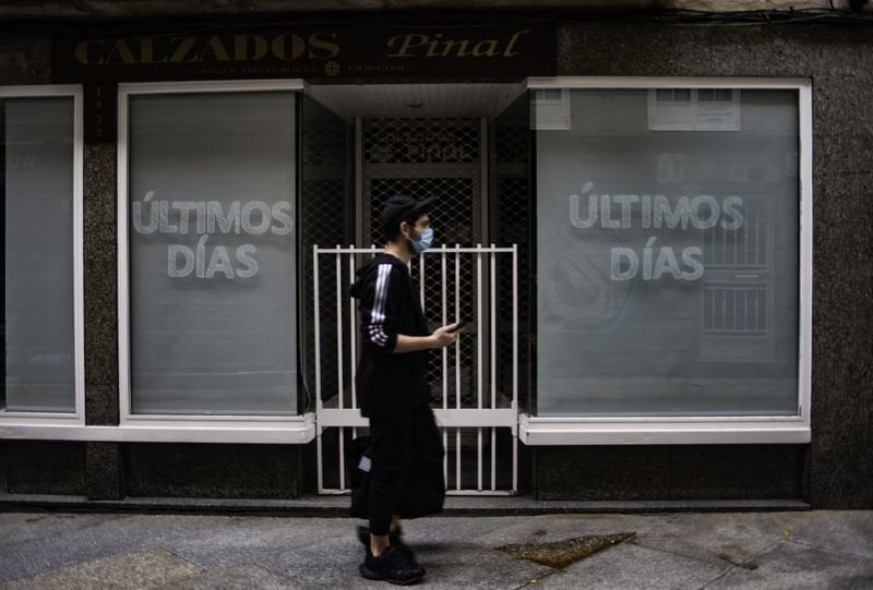 Un ciudadano camina por las calles céntricas de Ourense ante los establecimientos comerciales cerrados (MARTIÑO PINAL).