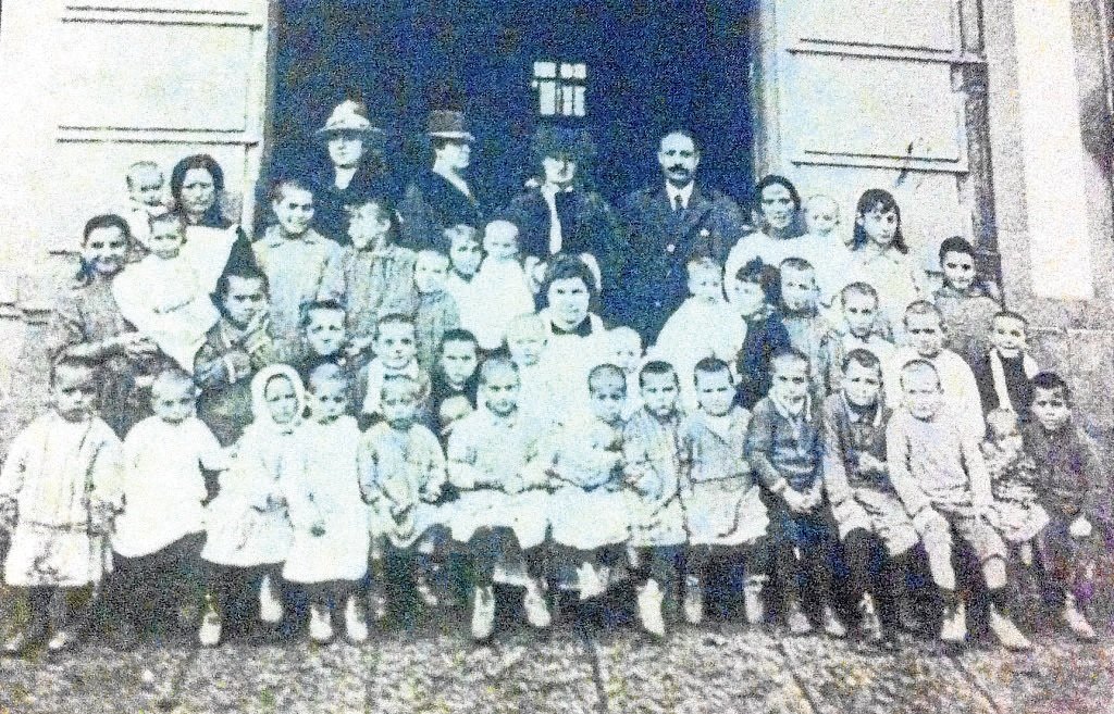 Imagen de Vida Gallega, con los niños del Colegio Marista situado en la actual Subdelegación de Defensa, que acogió enfermos en 1918 (OURENSE NO TEMPO).