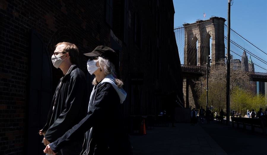 Dos personas caminan con mascarilla por Nueva York (EFE).