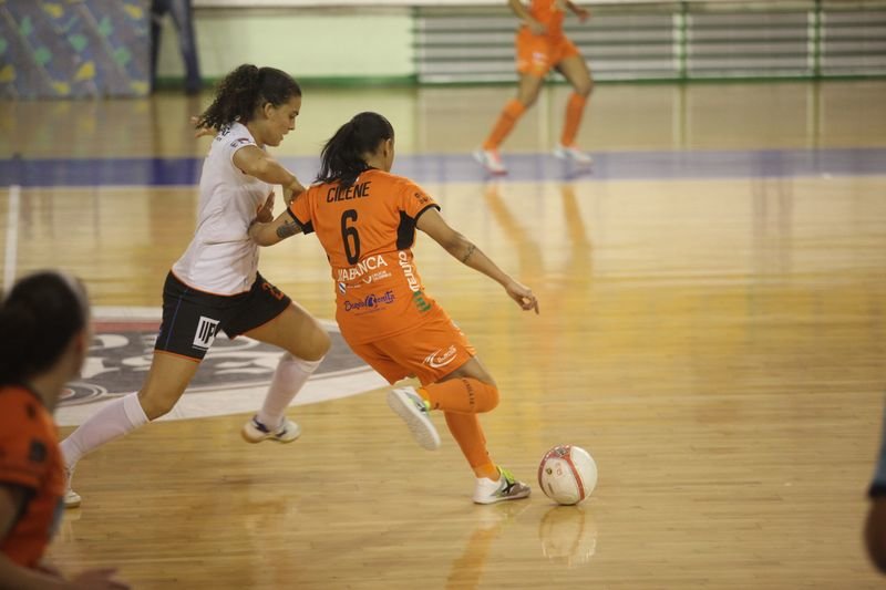 Candela, jugadora del Envialia, presiona a Cilene, del Burela, en un partido de liga (JOSÉ PAZ).