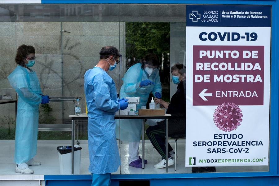 Realización de una prueba del coronavirus en el centro de salud de A Ponte, Ourense