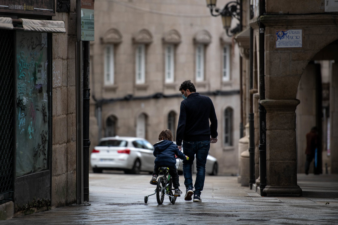 OURENSE (RÚA LAMAS CARVAJAL). 29/04/2020. OURENSE. Ambiente diario en Ourense en pleno confinamiento por el estado de alarma decretado ante el coronavirus. FOTO: ÓSCAR PINAL
 
Un padre pasea con su hijo.