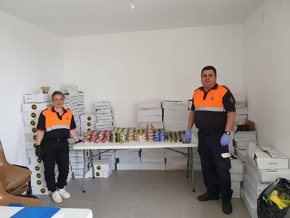 Voluntarios de Protección Civil con 7.000 latas de conserva que se repartirán a 27 familias de Vilar de Barrio.