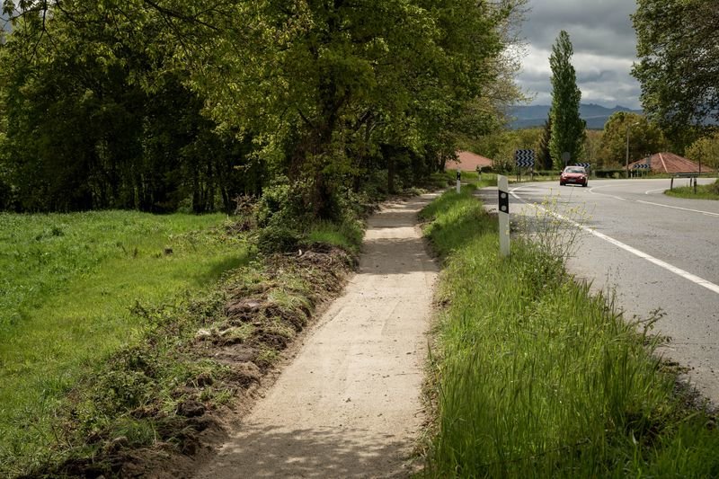 Un tramo de la Vía da Prata, a su paso por la localidad de Sandiás, recientemente mejorado.  (ÓSCAR PINAL)