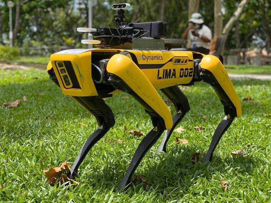 El robot que alerta a los vecinos de Singapur para mantener la distancia de seguridad (EFE).