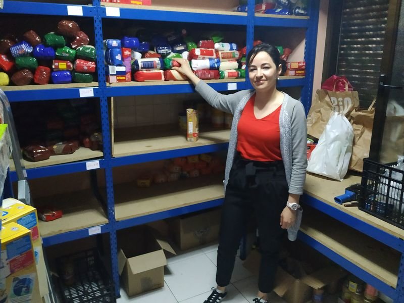 La trabajadora social de Cáritas barquense, Isabel Álvarez, muestra alimentos donados.