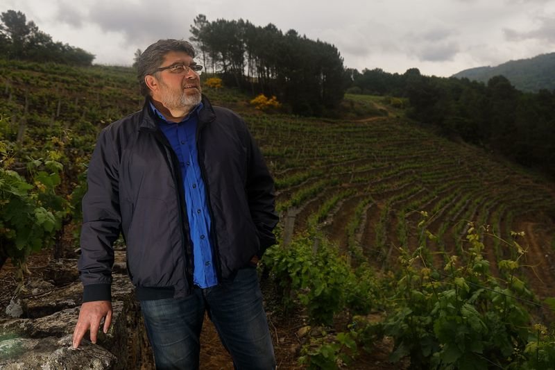 César Enríquez en la finca Peza do Rei, En los años 90 se convirtió en uno de los recuperadores de la viticultura en la zona (JOSÉ PAZ).