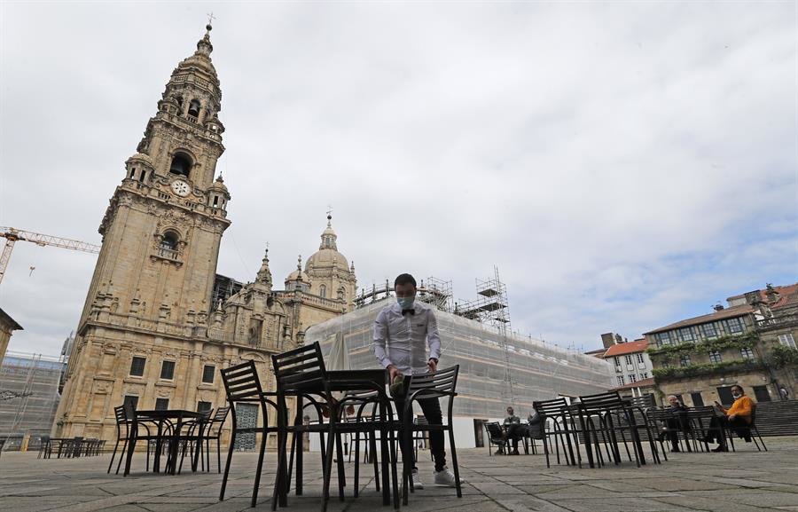 Un hostelero prepara una terraza en Santiago de Compostela (EFE).