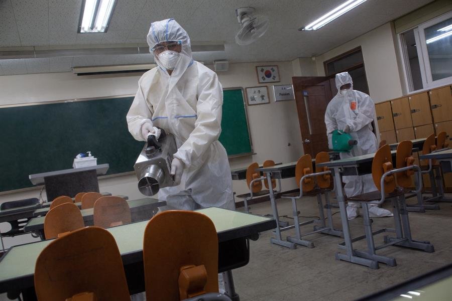 Desinfección en centros educativos de Corea (EFE).