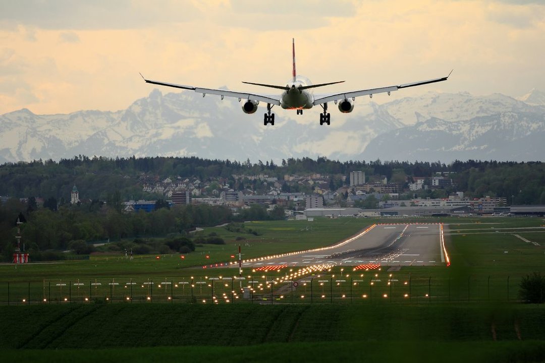 Un avión se prepara para aterrizar. (Foto: Unsplash)