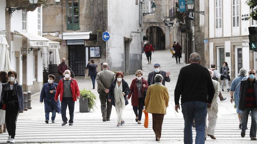Vecinos de Santiago de Compostela transitan por las calles de la ciudad (EFE).