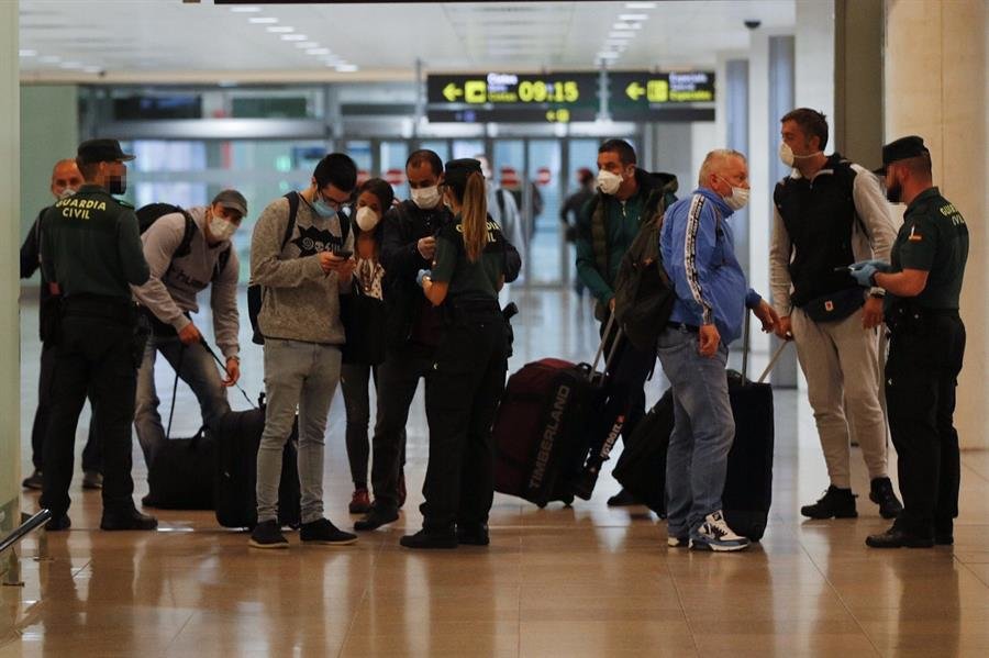 Varias personas en su llegada al aeropuerto del Prat (EFE).