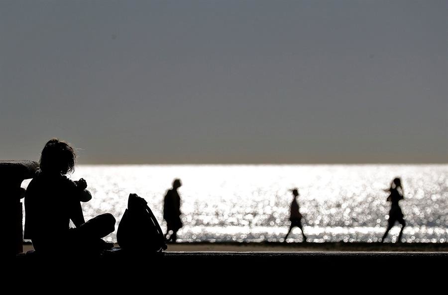 Varias personas en la playa de la Malvarrosa (EFE).