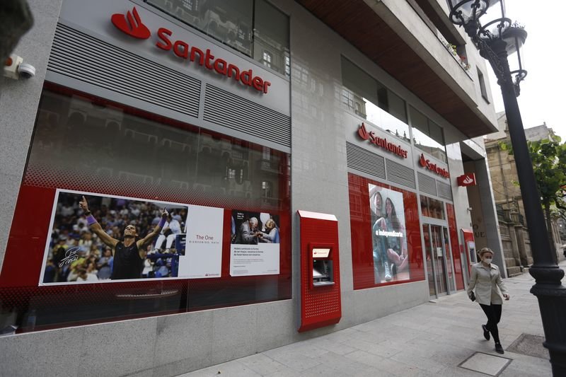 La sentencia estima parte de la demanda contra el Santander (XESÚS FARIÑAS).