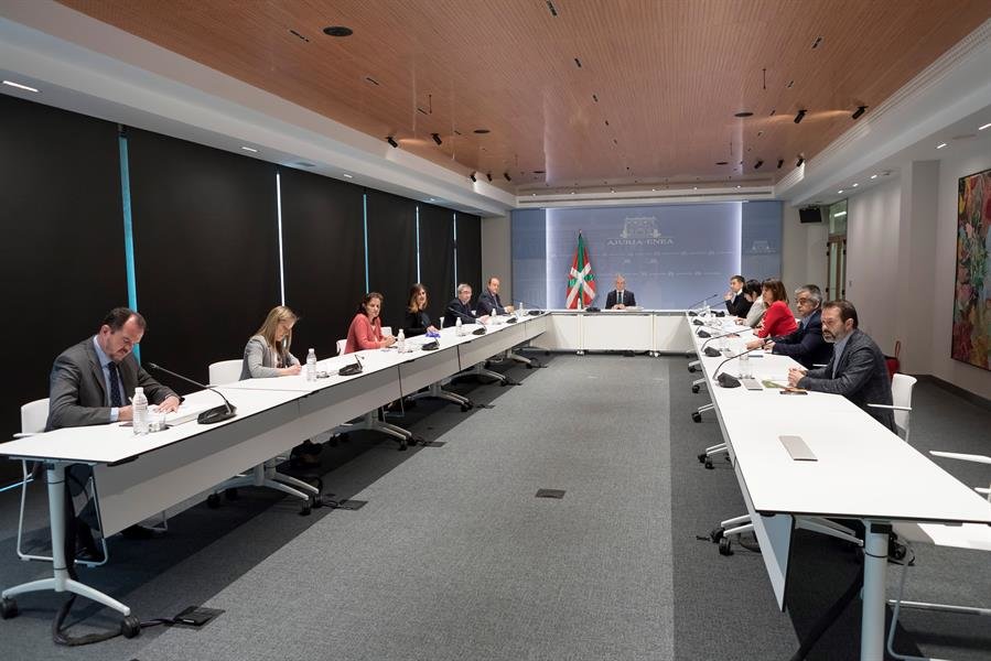 Reunión de los partidos políticos vascos (EFE).