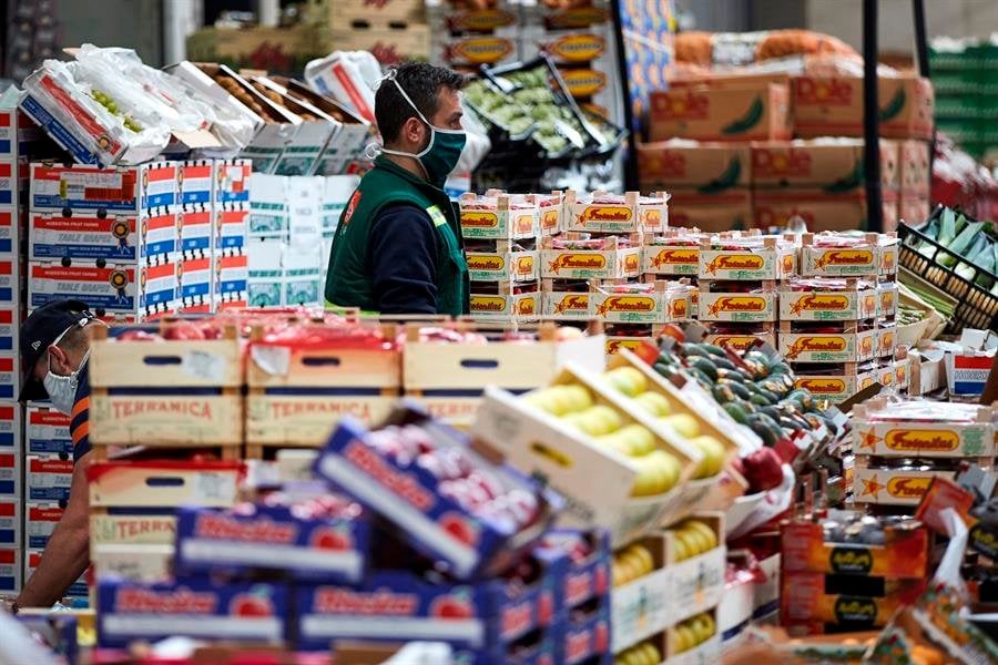 Un trabajador en un supermercado (EFE).