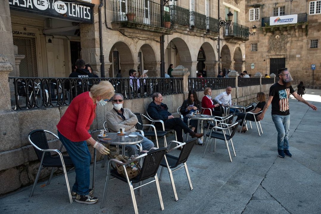 OURENSE (PRAZA MAIOR). 16/05/2020. OURENSE. Las terrazas de las cafeterías de Ourense ya cuentan con una buena afluencia de clientes. FOTO: ÓSCAR PINAL