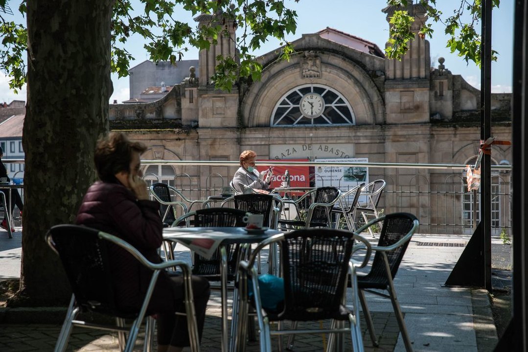 OURENSE (ALAMEDA). 16/05/2020. OURENSE. Las terrazas de las cafeterías de Ourense ya cuentan con una buena afluencia de clientes. FOTO: ÓSCAR PINAL