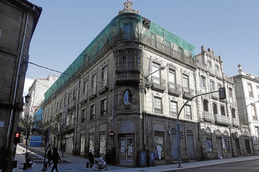 El llamado Edificio Luis Espada, en la esquina de Alejandro Outeiriño con la calle Progreso, uno de los emblemáticos de la ciudad, está a la venta. (Foto: Miguel Ángel)