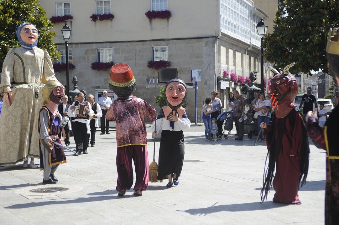 Gigantes y cabezudos en las fiestas de julio en Xinzo de Limia. (Foto: Martiño Pinal)