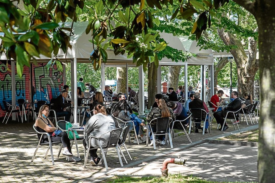 Aspecto de la terraza de la Cafetería Alameda de la ciudad, ayer al mediodía, con gran afluencia de clientes. (Foto: Óscar Pinal)