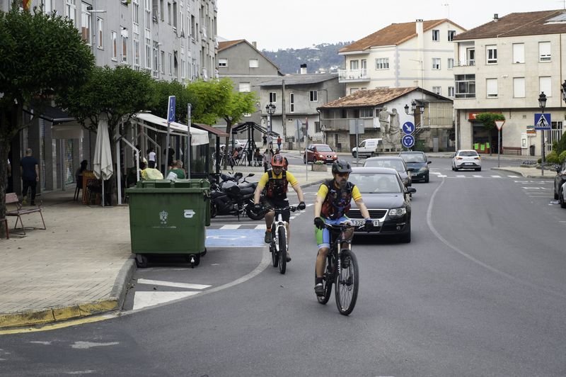 Biciletas, coches y peatones, convien en las calles de A Valenzá, este lunes (MARTIÑO PINAL).