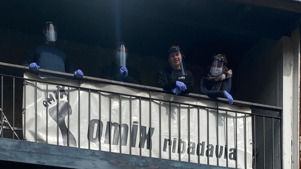 Voluntarios en el balcón de la OMIX de Ribadavia.