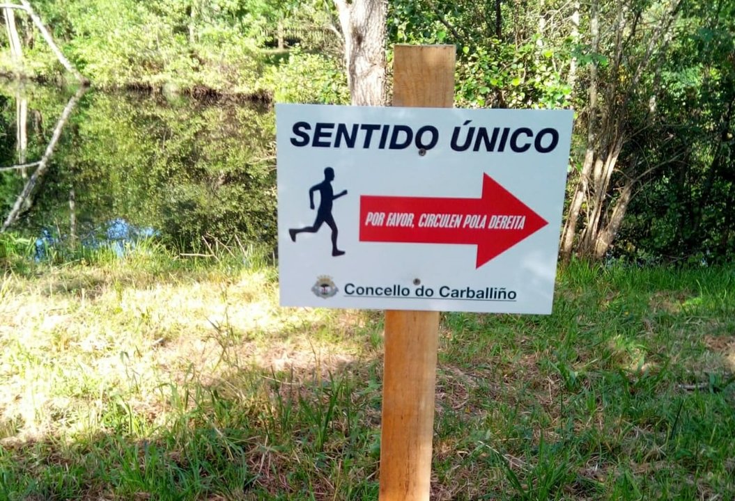 Uno de los carteles instalados en el paseo del río Arenteiro.