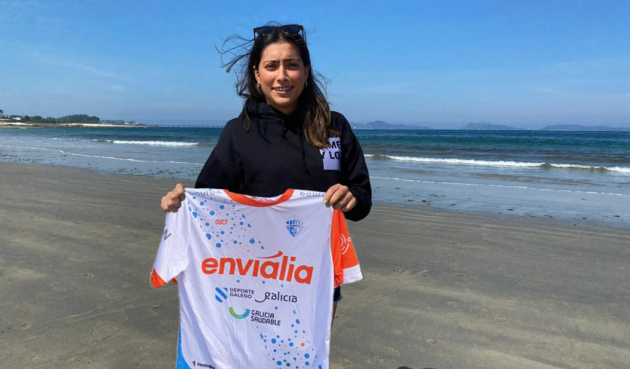 María Arias, ayer en la playa de Samil con la camiseta de su nuevo equipo.