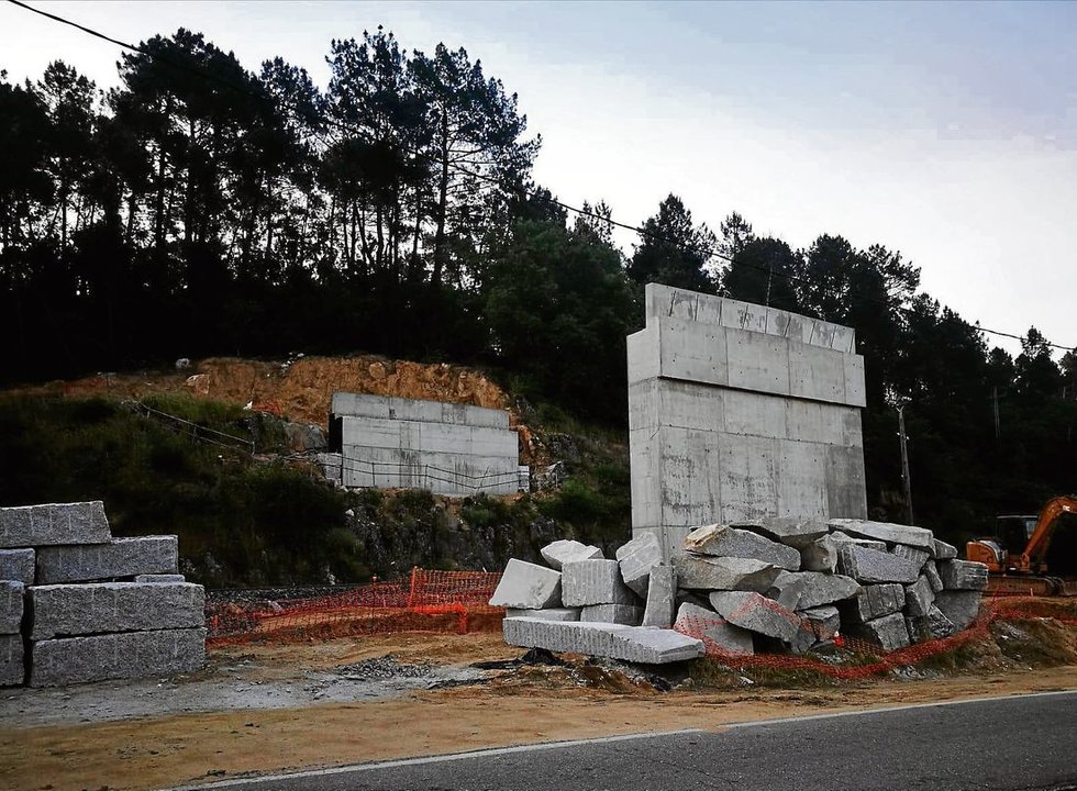 Unas paredes de hormigón armado sustituyen el antiguo paso elevado de piedra. (Fotos: Carlos Tavares)