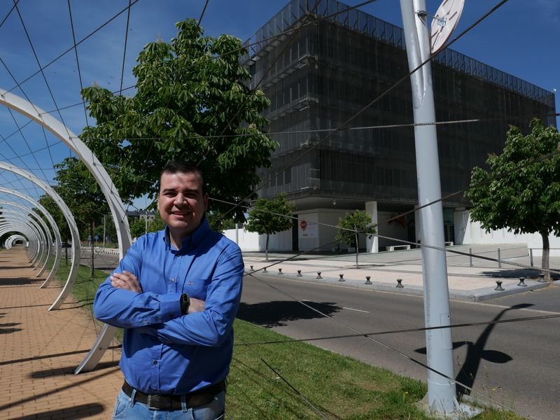Daniel Fírvida, experto en empresas y profesionales, delante de la sede del Instituto Nacional de Ciberseguridad (Incibe) en León.