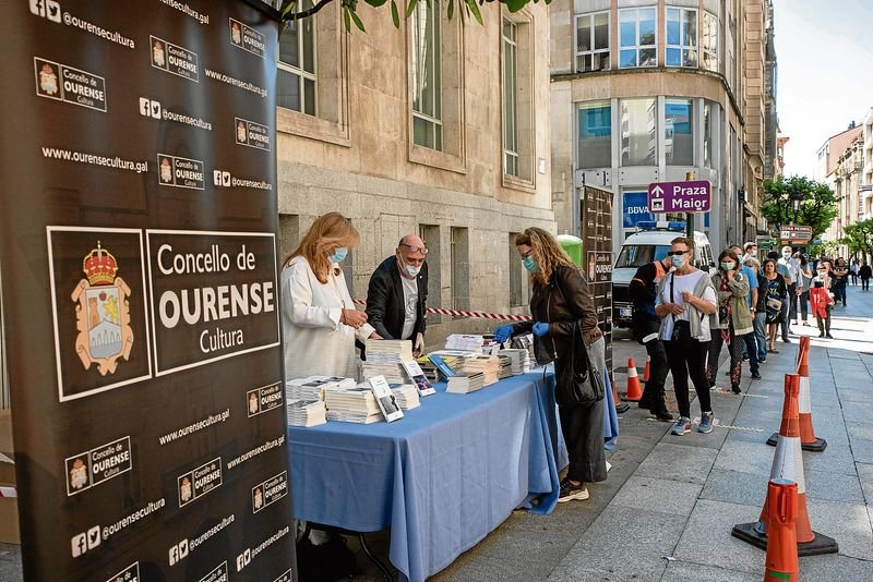 OURENSE (RÚA DO PASEO). 17/05/2020. OURENSE. O alcalde de Ourense, Gonzalo Pérez Jácome, xunto con varios concelleiros reparten de forma gratuíta libros ás veciñas e veciños de Ourense. FOTO: ÓSCAR PINAL