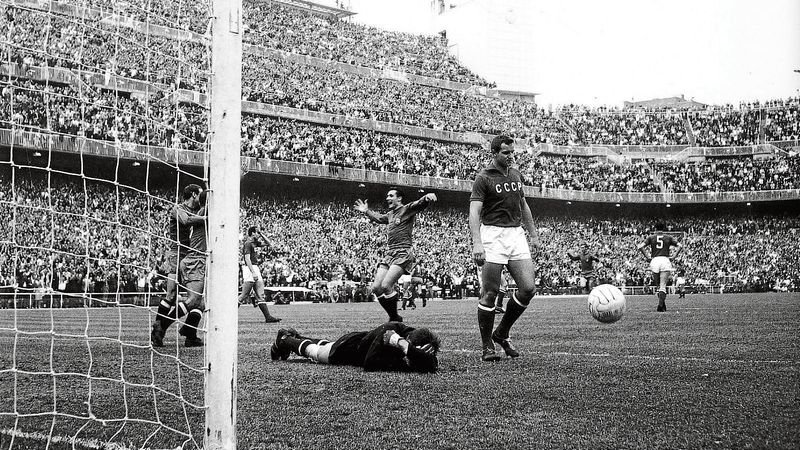 España celebra el gol de Marcelino en 1964, con el meta Yashin lamentándose en el suelo.