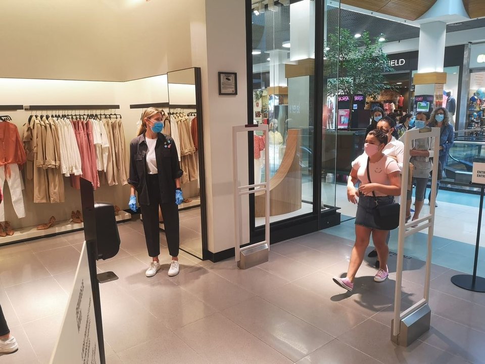 Una dependienta controla la entrada de clientes en el Zara del centro comercial. FOTO: MARTIÑO PINAL