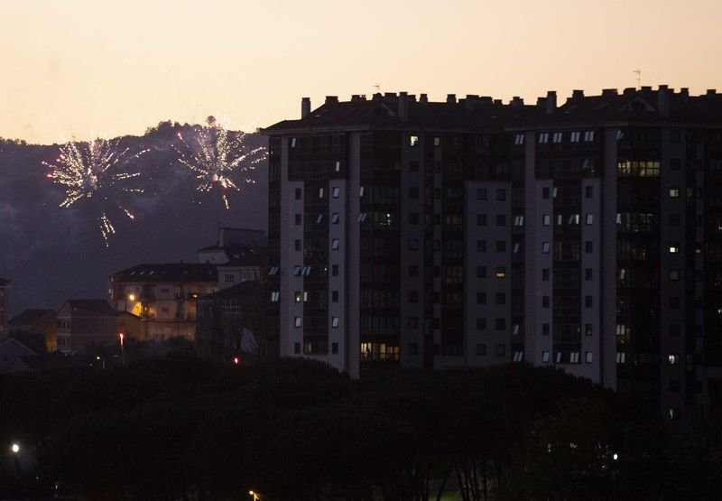 Ourense. 25/05/2020. Fuegos artificiales de pirotecnia Josman para celebrar el cambio de fase en el barrio de Barrocás.
Foto: Xesús Fariñas