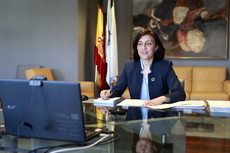 La conselleira  Ángeles Vázquez durante el encuentro con la alcaldesa.