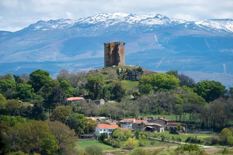 La Torre de Sandiás domina el paisaje en este municipio limiano (ÓSCAR PINAL).