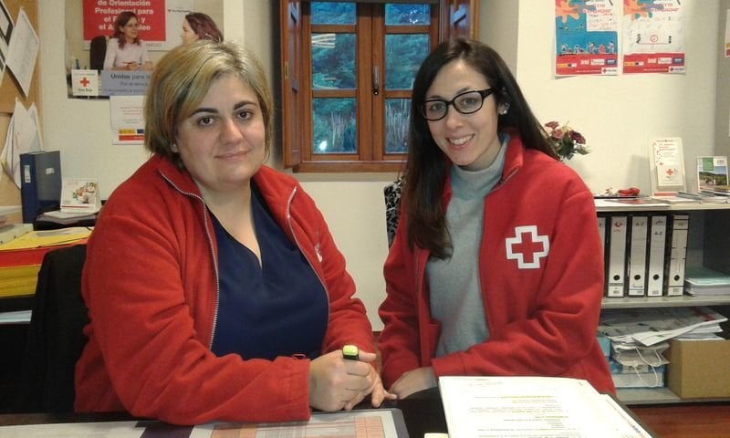 Trini Santos y Noelia Mayo, en la sede de Cruz Roja Valdeorras, en una cita antes de la pandemia.