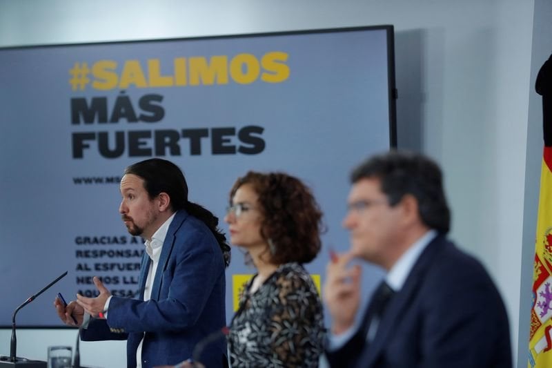 Pablo Iglesias, María Jesús Montero  José Luis Escrivá, ayer tras el Consejo de Ministros extraordinario.