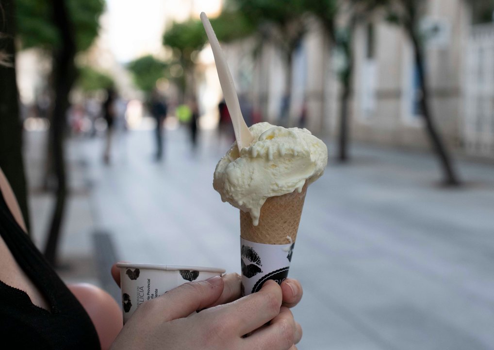 Ourense. 29/05/2020. Reportaje de gente comiendo helados en un día tan caluroso en la ciudad.
Foto: Xesús Fariñas
